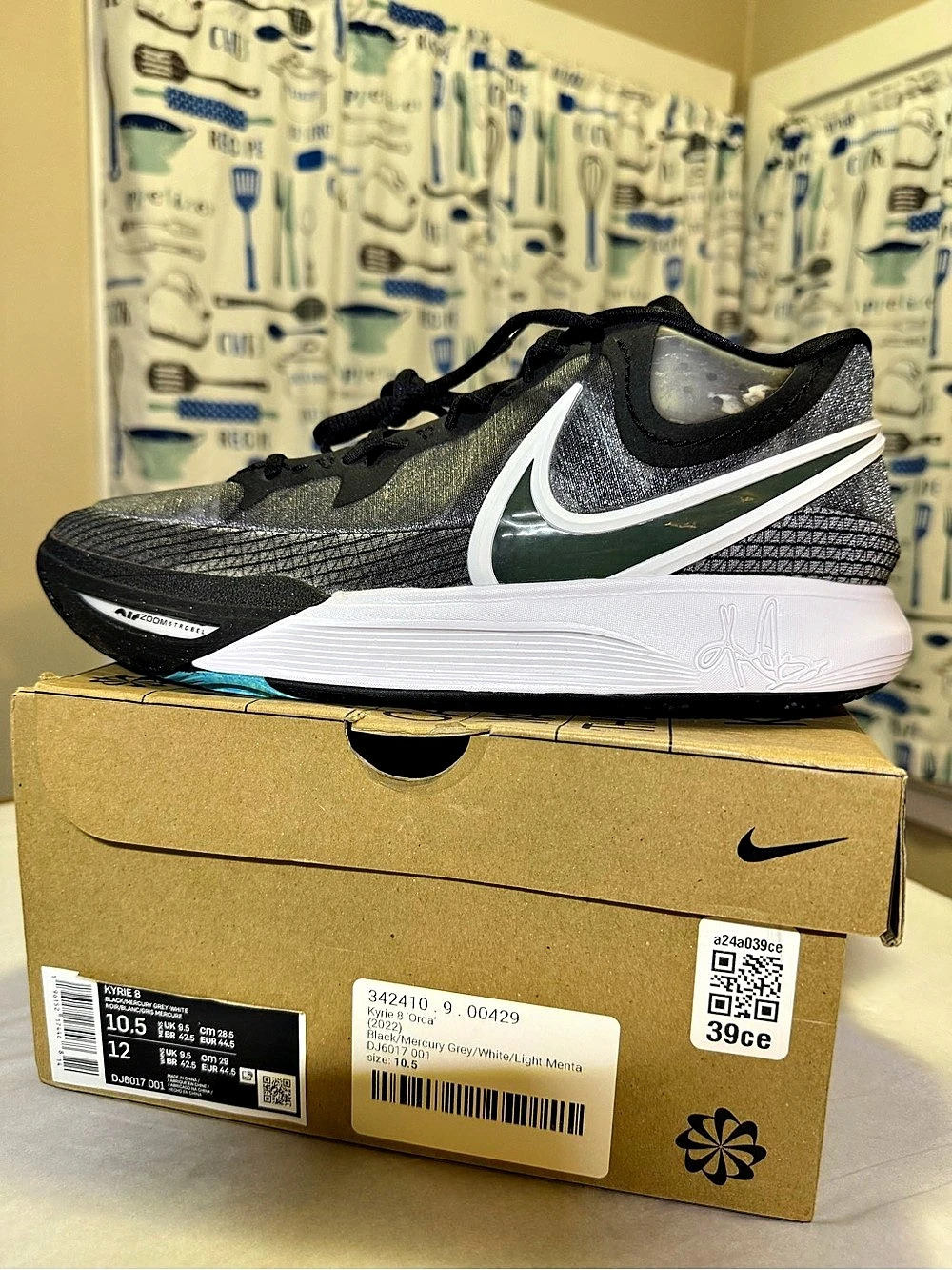 Nike kyrie 8 Basketball Shoes Black & White US 10.5 New